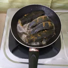 Goreng ikan lele di minyak goreng yang sudah dipanaskan.