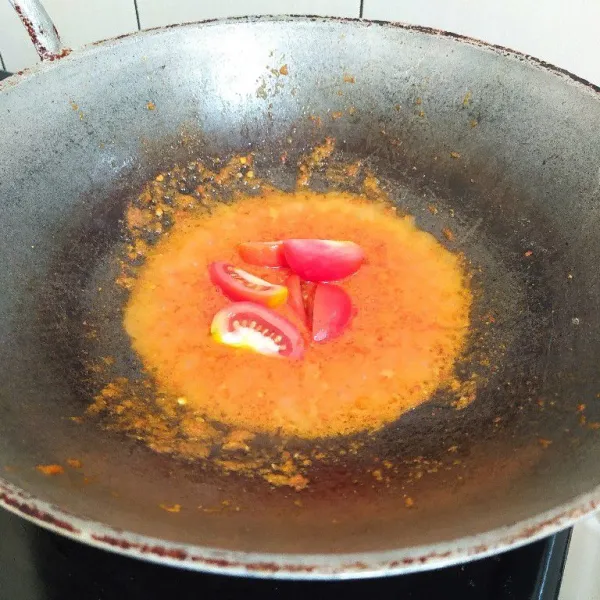 Tambahkan air lalu masukan tomat. Masak sebentar.
