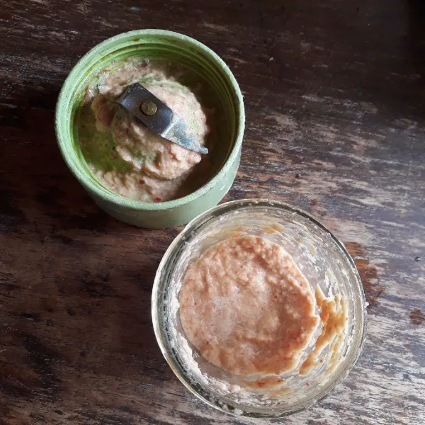 Haluskan bawang merah, putih, cabai dan kemiri.