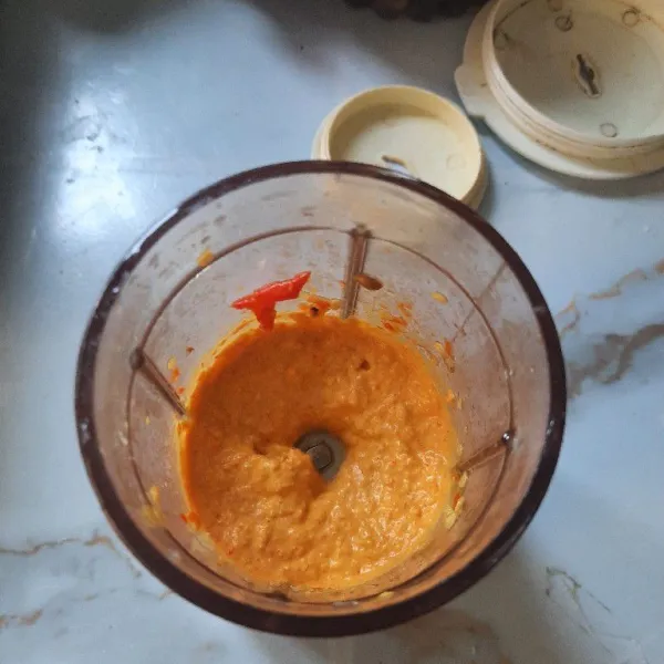 Haluskan bumbu menggunakan blender