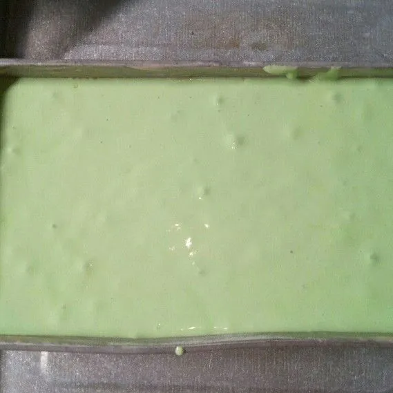 Olesi loyang dengan margarin. Lalu tuangkan adonan. Di sini saya menggunakan loyang brownies. Lalu sedikit dihentakkan agar tidak ada udara yang terjebak di dalam adonan