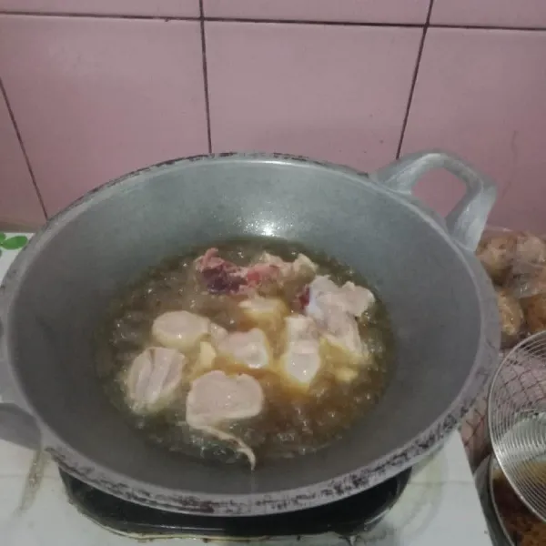 Siapkan ayam, potong-potong dan cuci bersih, kemudian goreng hingga kecokelatan.