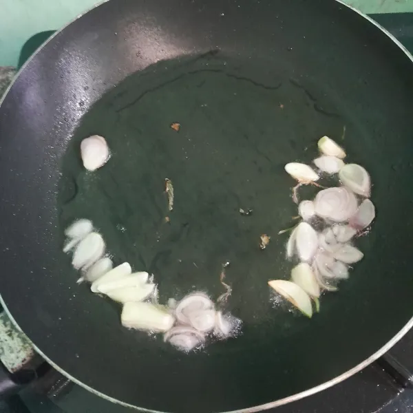 Tumis bawang merah dan bawang putih sampai harum.