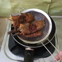 Goreng ikan lele hingga semua sisi matang lalu angkat dan sajikan.