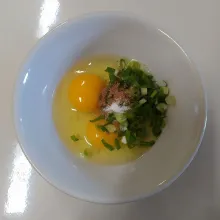 Siapkan mangkok, masukan telur, irisan bawang pre, kaldu bubuk dan lada bubuk. Kocok lepas.