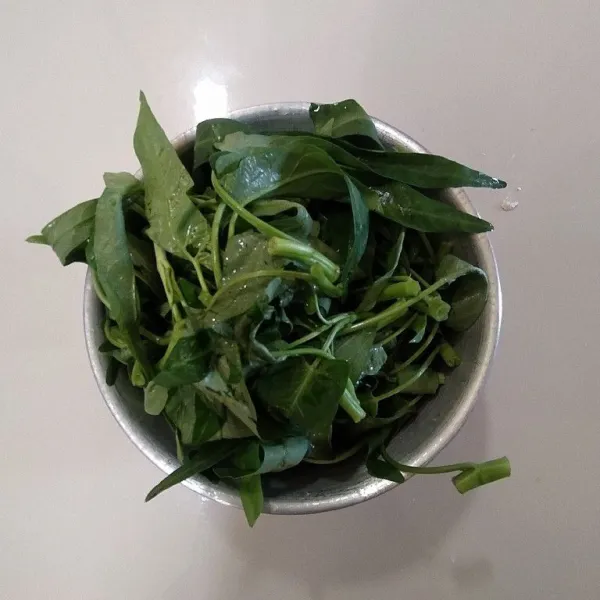 Potong-potong kangkung lalu cuci bersih.