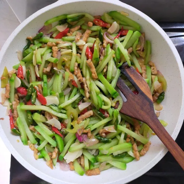 Aduk rata dan masak hingga matang, kemudian tes rasa lalu matikan api.
