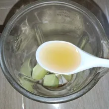 Masukkan madu hutan.