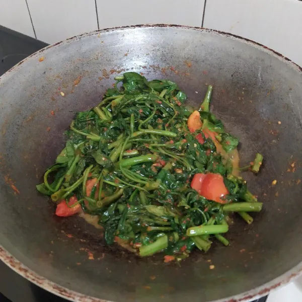 Masak hingga kangkung layu, sajikan.