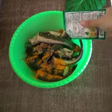 Masukkan ikan lele, bumbu halus, kunyit bubuk di wadah.