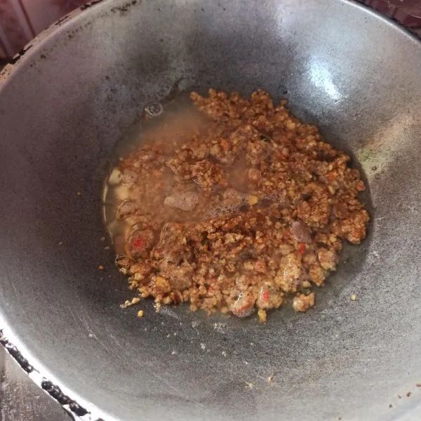 Pindahkan kacang tanah kedalaman penggorengan tambahkan air secukupnya, garam, gula dan kaldu jamur aduk rata. Nyalakan api dan masak hingga mendidih.
