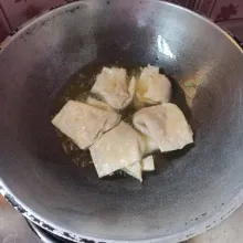 Goreng kerupuk pangsit hingga kering dan matang.