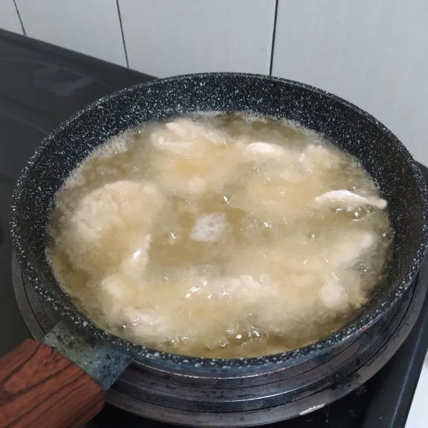 Celupkan jamur ke adonan basah lalu baluri dengan tepung kering sambil dicubit permukaannya. Goreng di minyak panas.