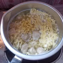 Penyajian per 2 porsi: rebus satu bungkus mie telur dan bakso secukupnya sampai matang.