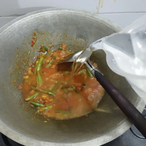 Masukkan air seluruhnya dan masak sampai mendidih.