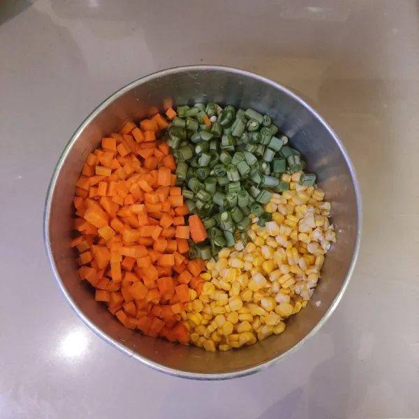 Potong sayuran yg sudah disiapkan.
