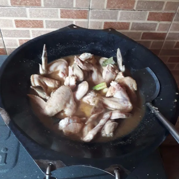 Tambahkan air, garam, kaldu, ketumbar, jinten dan merica. Masak hingga mendidih.
