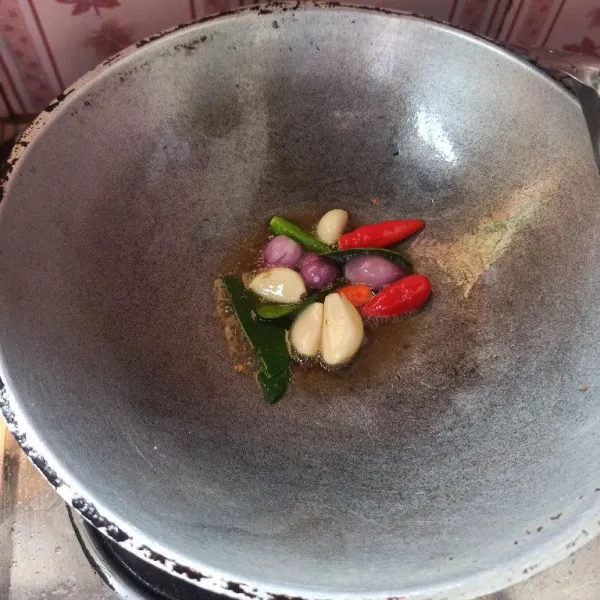 Goreng bawang merah, bawang putih, cabai, dan daun jeruk sampai matang.