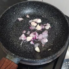 Panaskan minyak, tumis bawang merah dan bawang putih hingga harum.