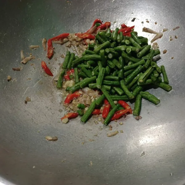 Masukkan kacang panjang, tumis sebentar.