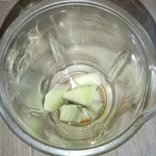 Tambahkan air tonik.
