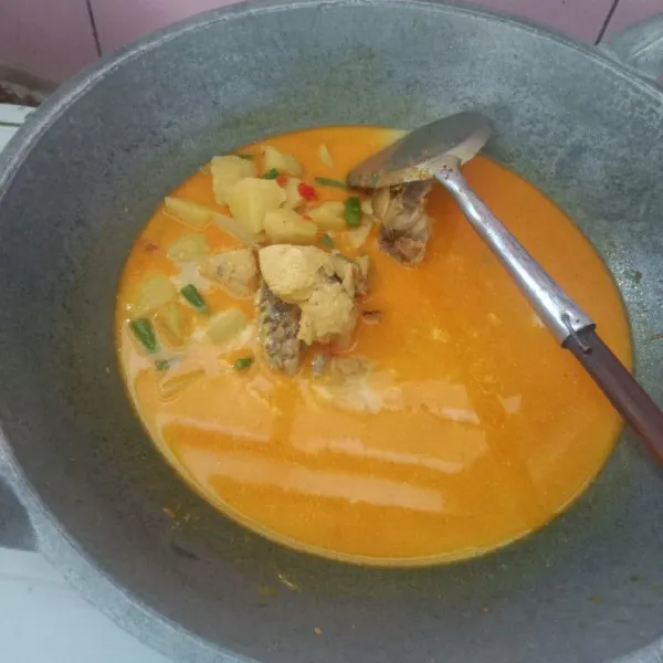 Masukkan santan, irisan cabe, irisan kembang bawang lalu masak sampai matang dan air menyusut, setelah matang tuang ke dalam manguk saji dan siap disajikan.