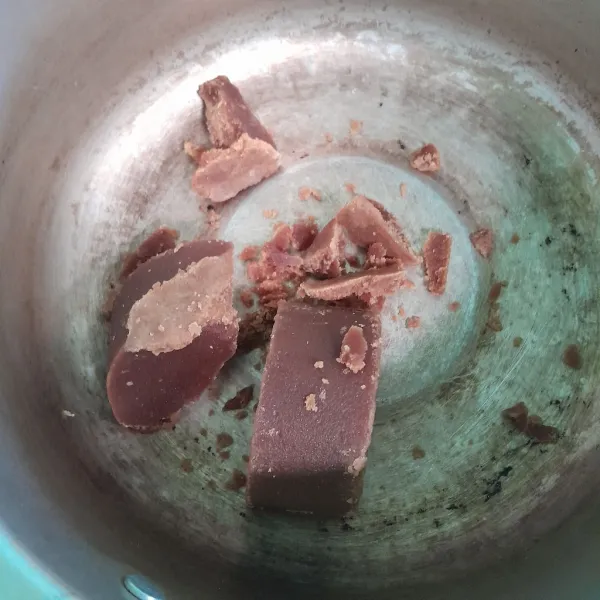 Masukkan dalam panci, gula merah yang sudah dihancurkan