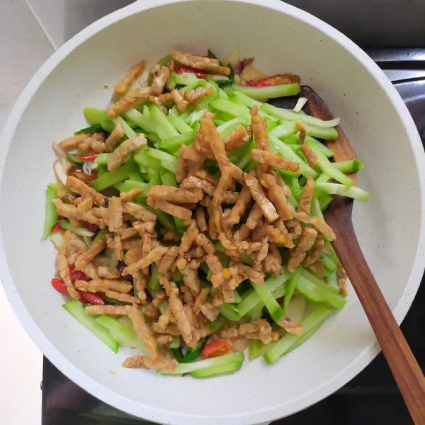 Kemudian masukkan labu siam dan tempe yang sudah digoreng tadi aduk rata.