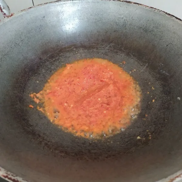 Panaskan minyak, tumis bumbu halus hingga tanak.