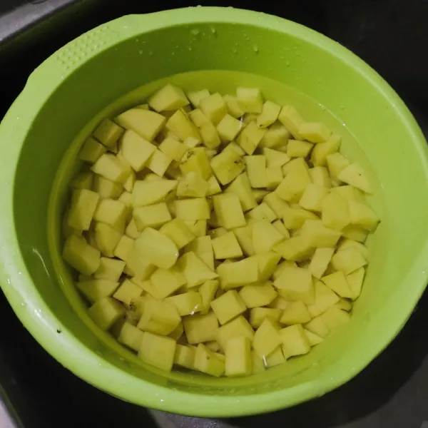 Potong-potong kentang dan kemudian cuci dengan bersih.