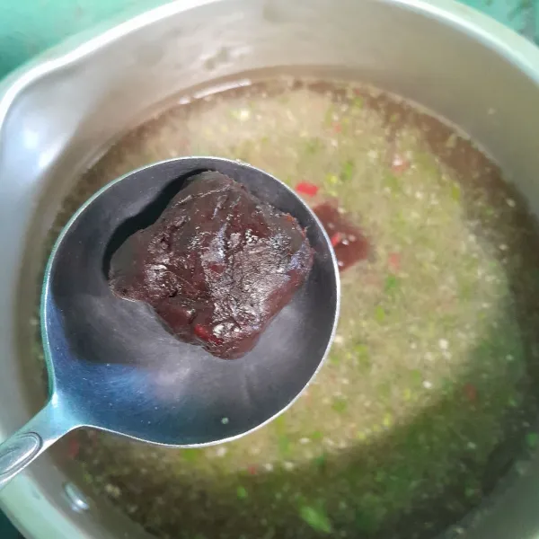 Tambahkan asam jawa, lalu masak hingga kuah mendidih