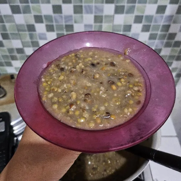 Letakkan bubur kacang hijau ke atas piring saji