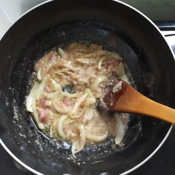 Tumis bumbu halus dan bumbu iris hingga harum dan matang.