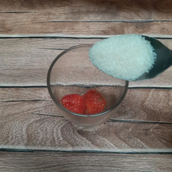 Tambahkan 1 sendok makan gula pasir.