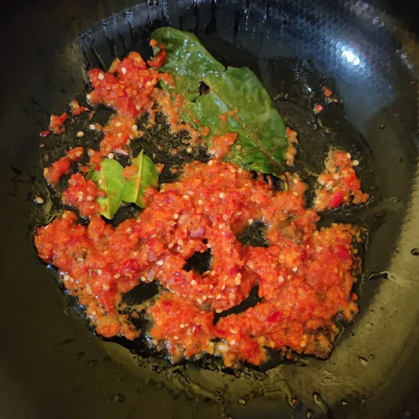 Tumis bumbu halus, daun salam dan daun jeruk hingga harum dan matang.