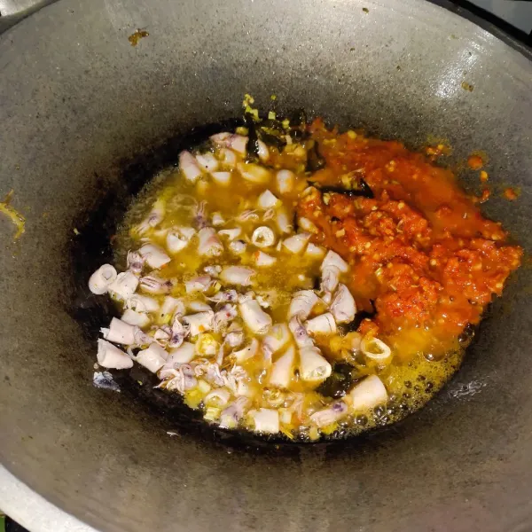 Masukan cumi asin masak sebentar kemudian masukan bumbu yang telah dihaluskan.
