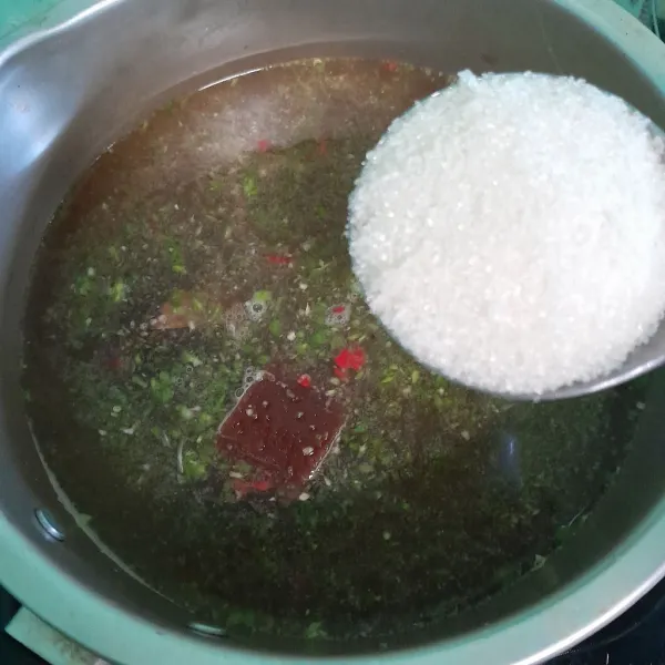 Tambahkan gula pasir dan garam