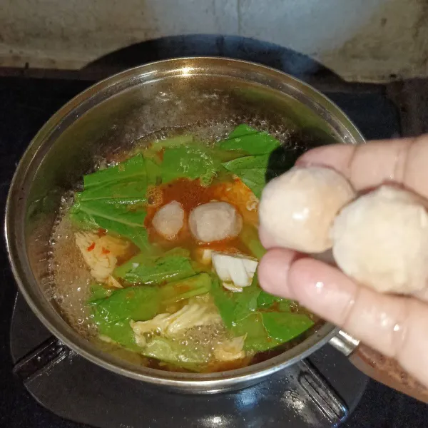 Kemudian masukkan bakso.