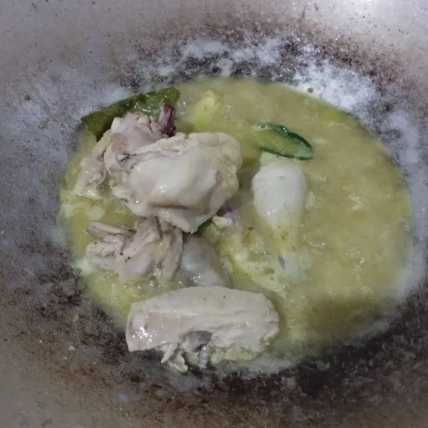Kemudian, masukkan ayam dan telur  yang sudah direbus.