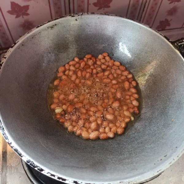 Cuci kacang tanah kemudian goreng hingga matang.