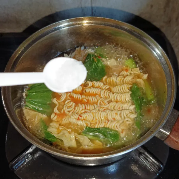 Bumbui dengan garam, lada bubuk dan kaldu jamur, masak sampai matang, koreksi rasanya dan siap disajikan.
