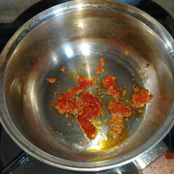 Haluskan cabai rawit, bawang merah dan bawang putih, kemudian tumis sampai harum.