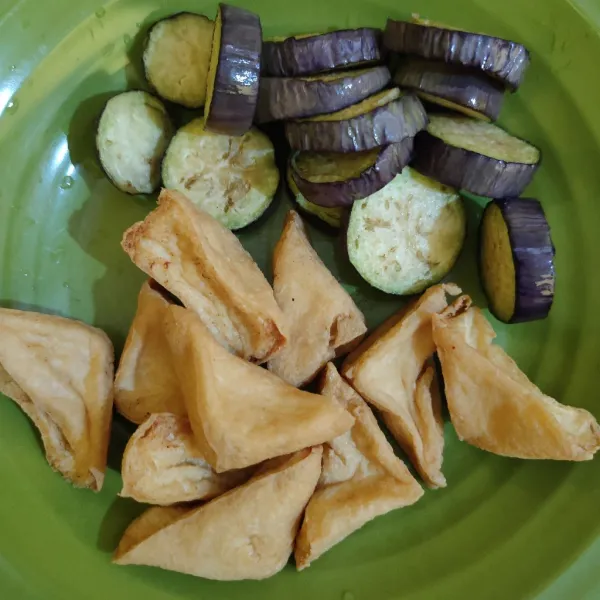 Goreng terong dan tahu.