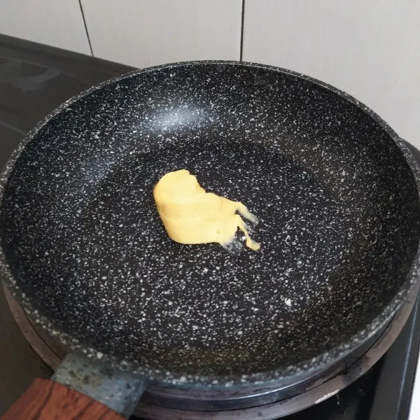 Panaskan margarin.