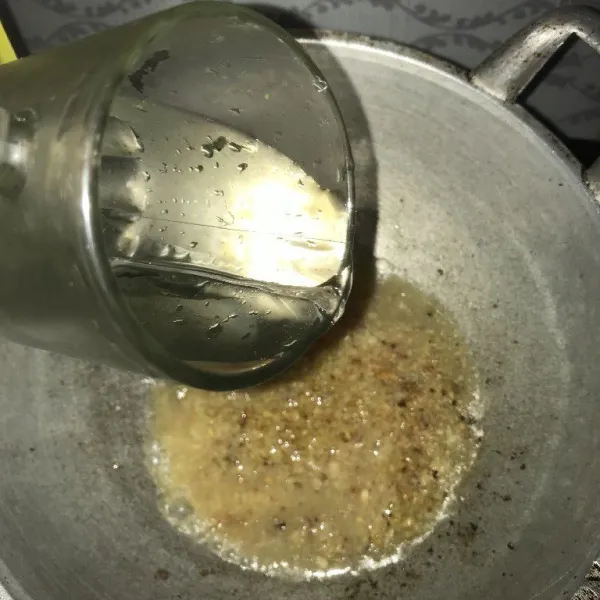 Tambahkan air.