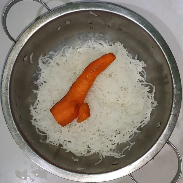 Rebus bihun selama 3 menit lalu tiriskan dan siapkan irisan wortel.