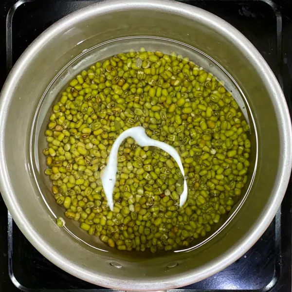 Siapkan panci, lalu rebus kacang hijau hingga empuk.