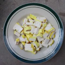 Potong dadu tahu.