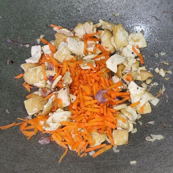 Masukkan wortel lalu tambahkan air dan seasoning secukupnya.