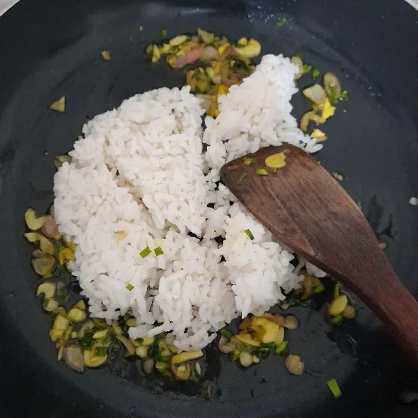 Masukkan nasi lalu aduk rata.